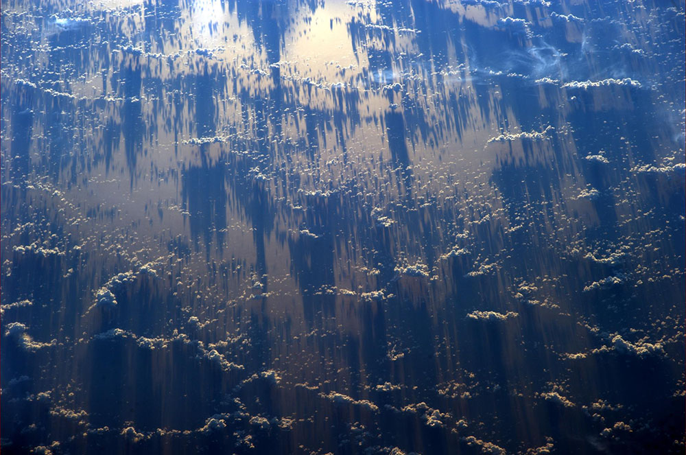 Многокилометровые тени облаков. Фото из космоса