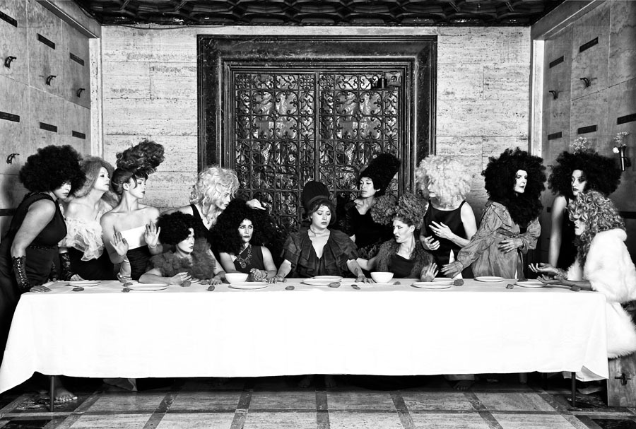 Сюрреалистические и абсурдные фотографии женщин от Марджори Сальватерры - Тайная вечеря