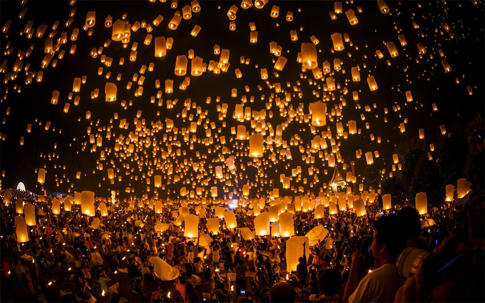thousands-of-lanterns-float-to-the-sky-thailand