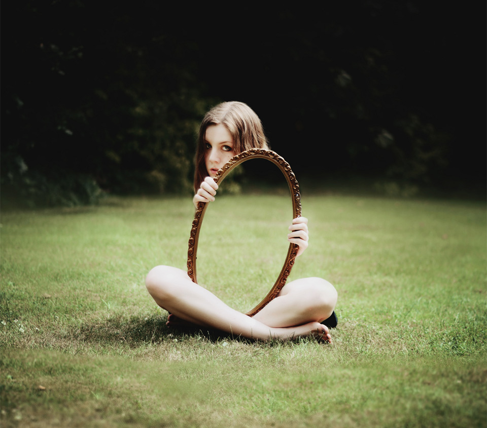 mirror-makes-me-invisible
