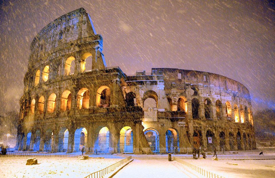 snowfall-over-colosseum-in-rome-italy