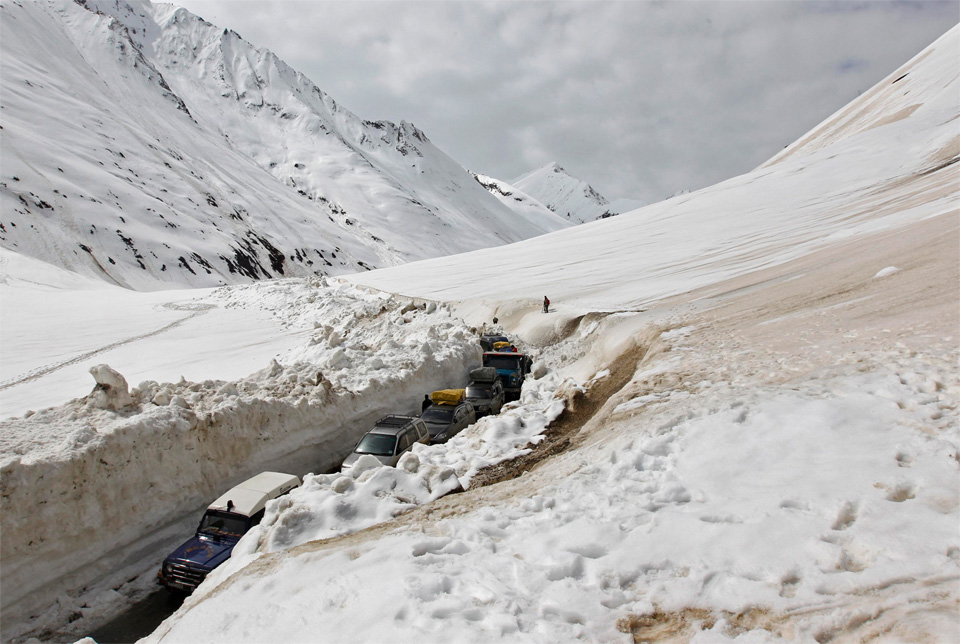 traffic-in-mountain-pass-in-kashmir