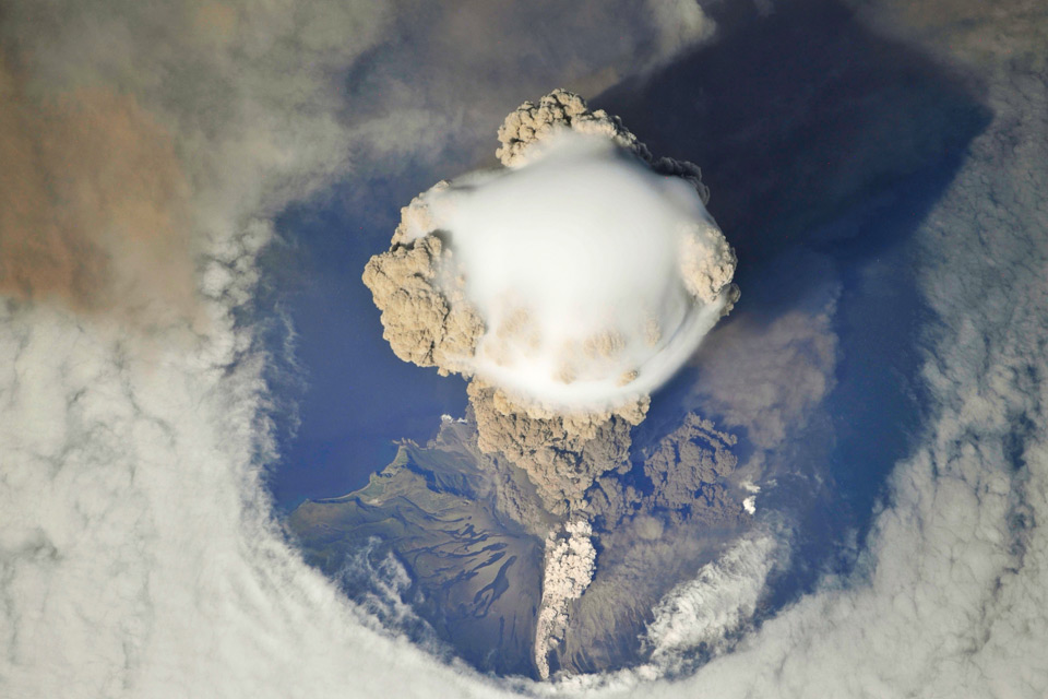 spectacular-view-of-russias-sarychev-peak-volcano-erupting