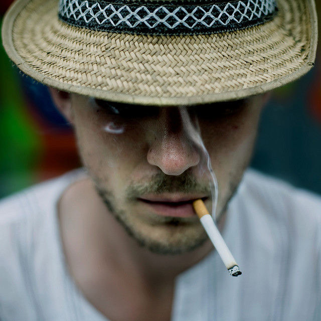 Мальчик в кепке с сигаретой