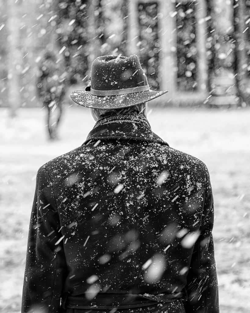 Падал старый снег. Человек в снегу. Снегопад. Зимняя грусть. Человек под Снегопадом.