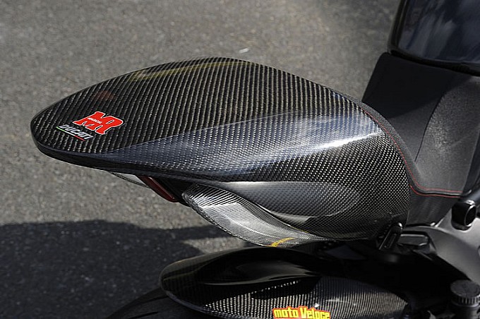 ducati-diavel-fully-covered-in-magical-racing-carbon-photo-gallery-medium 6