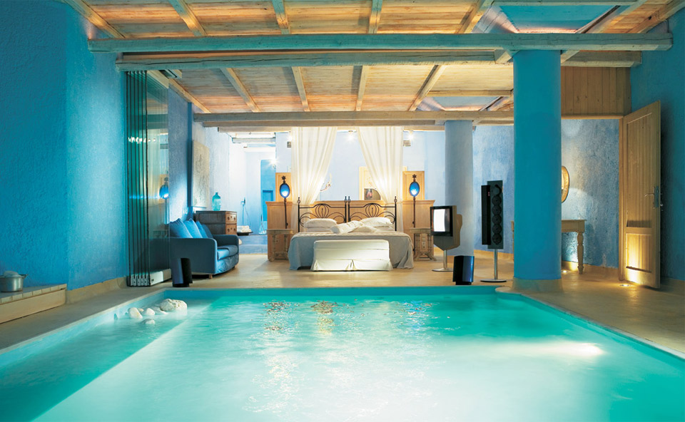 blue-pool-bedroom12