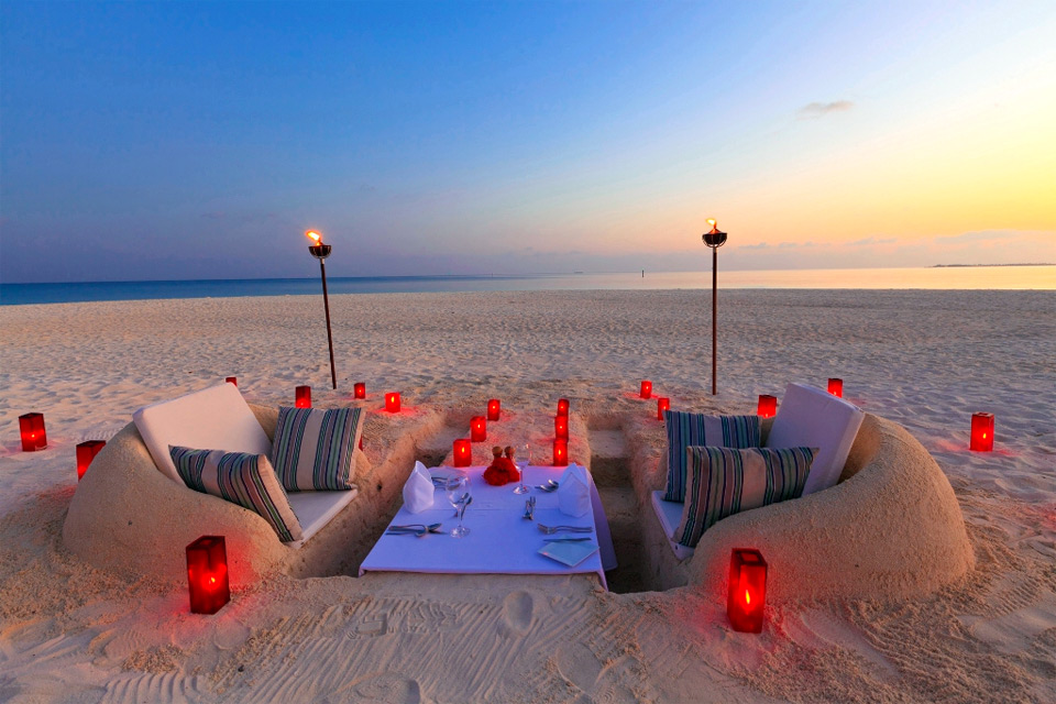 10romantic-beach-dining