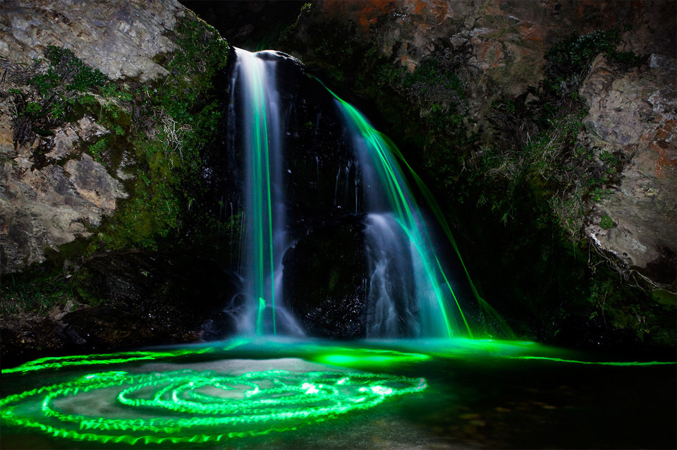 6long-exposures-taken-with-glow-sticks-in-waterfalls