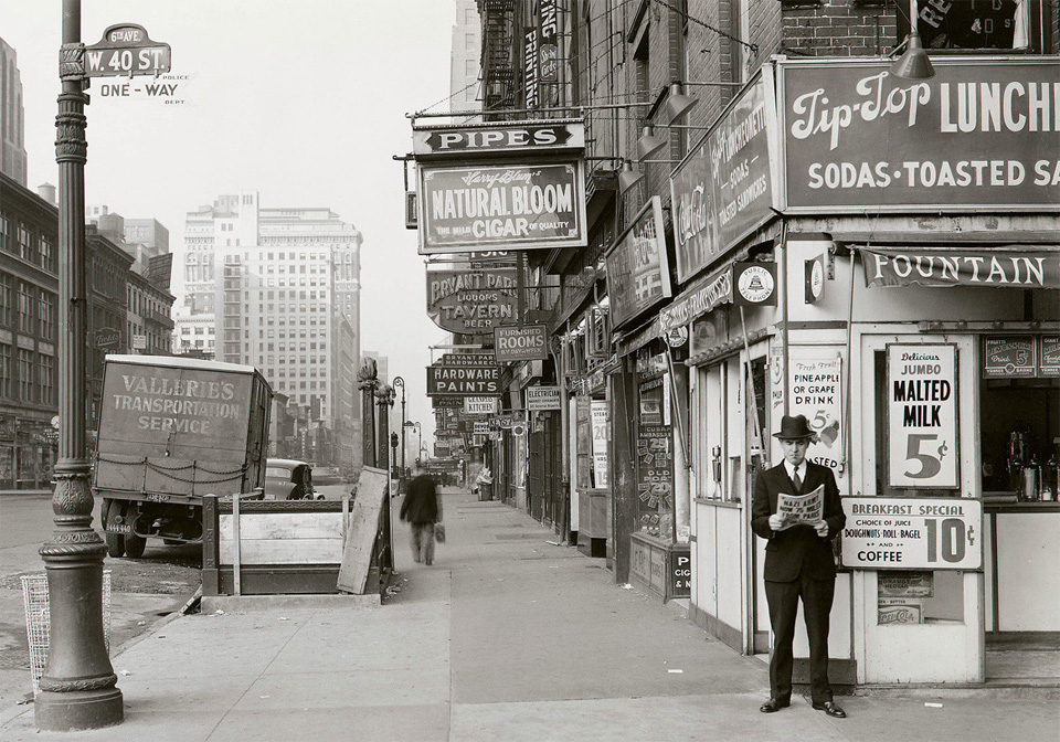 2new-yorker-reads-a-newspaper-1940
