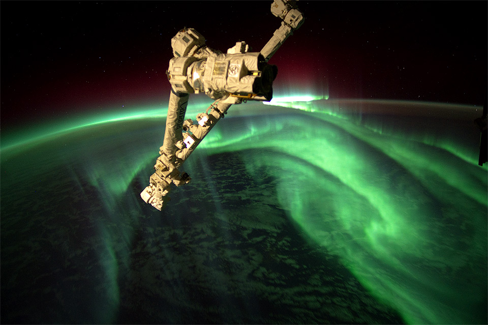 6space-station-above-aurora-borealis