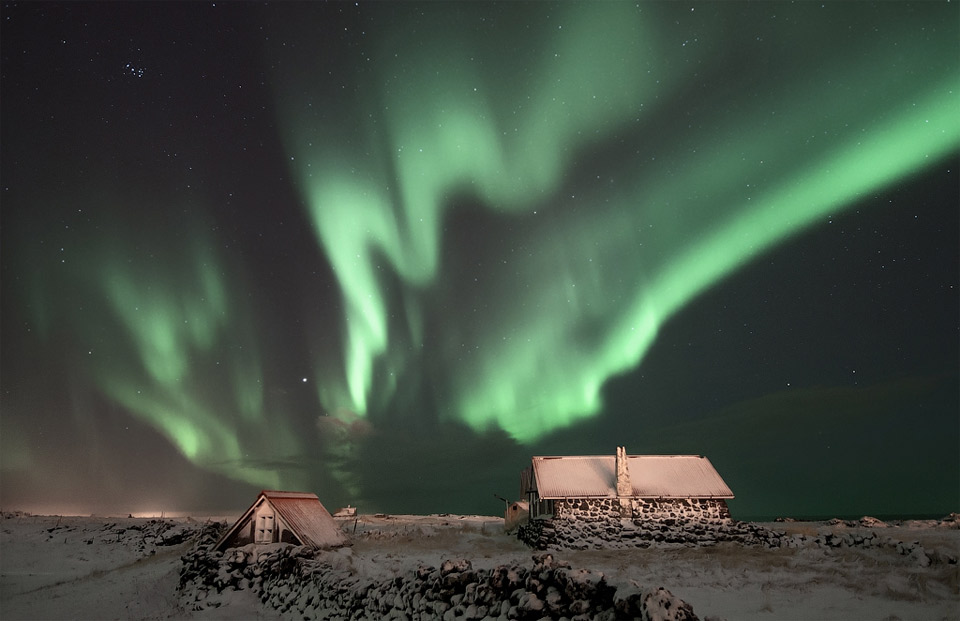 7aurora-borealis-over-cabins-in-iceland