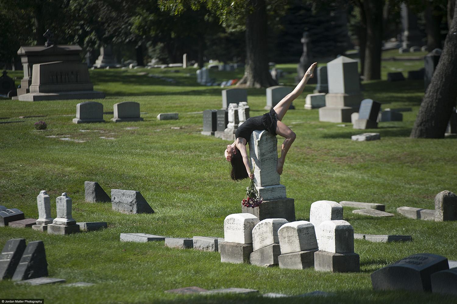 Dancers-Among-Us-in-Chicago-at Graceland-Cemetery-Chloe-Crade