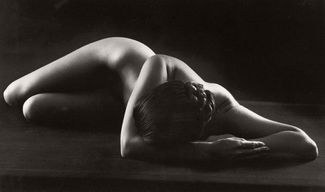 «Вечное тело» Рут Бернхард – работы величайшего фотографа в жанре ню