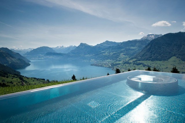 В Альпах Швейцарии есть отель с пейзажным бассейном, который называют «лестницей в небо»