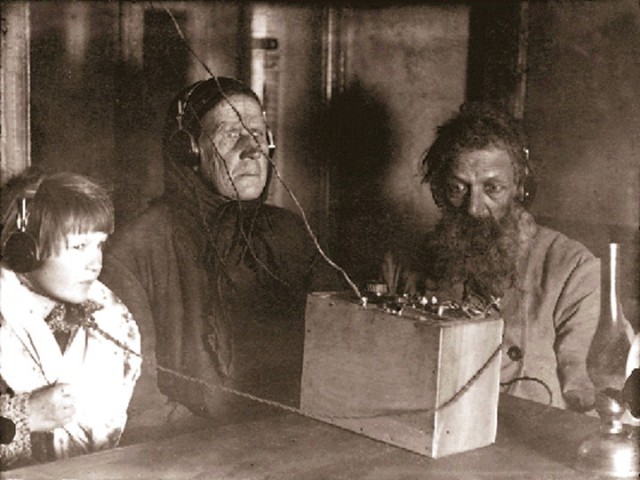 Семья крестьянина Воронова слушает радио, CCCР, 1928 год
