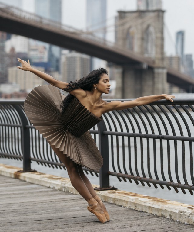 Фотопроект «PLI.Ē»: танцоры в бумажных костюмах на улицах Нью-Йорка, Монреаля, Парижа и Рима