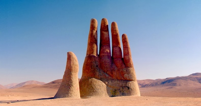 Рука в пустыне Атакама