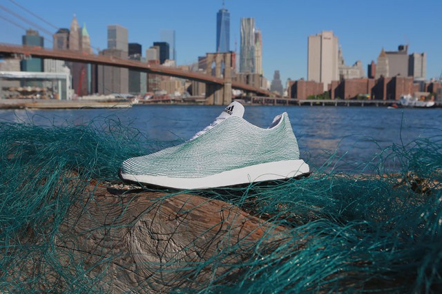 Новые кроссовки Adidas делают из океанского мусора и незаконных рыболовных сетей