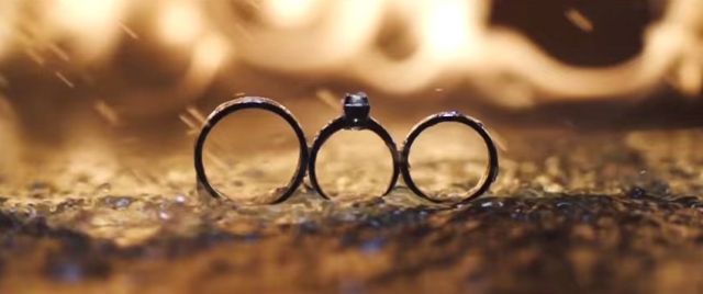 Обручальные кольца, огонь, вода и гравитация - красивое видео