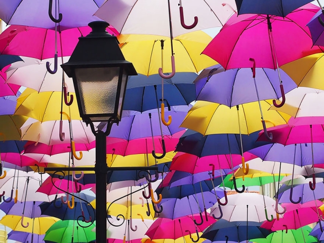 Над улицами в Португалии снова висят сотни разноцветных зонтиков