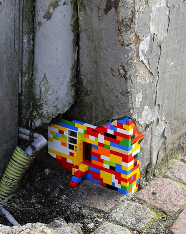Домик «лего», как часть реального здания в уличном искусстве