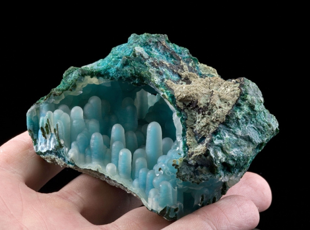 Уникальный минерал - халцедон со сталактитами хризоколла