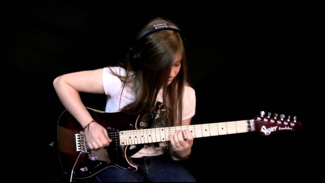 15-летняя гитаристка виртуозно играет музыку из репертуара DragonForce - видео