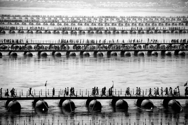 Миллионы людей пересекают реку Ганг по понтонным мостам во время Маха Кумбха-мела