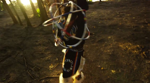 Как индейцы танцевали с обручами - видео