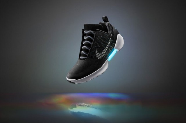 Nike выпускает самозашнуровывающиеся кроссовки