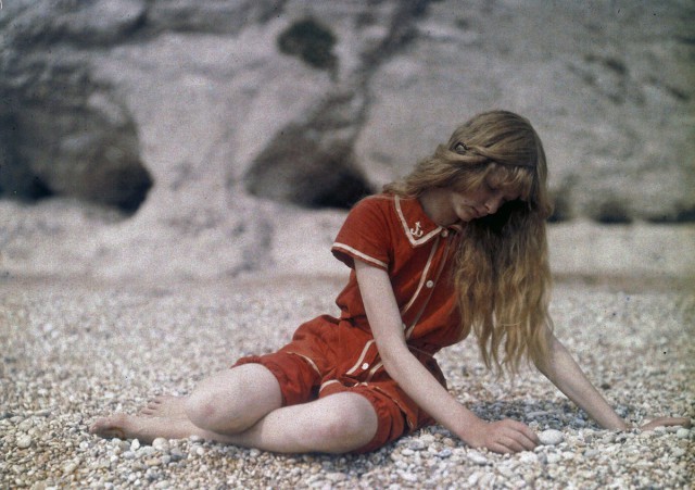 Лирические и безмятежные фотографии девушки на пляже за год до Первой мировой войны