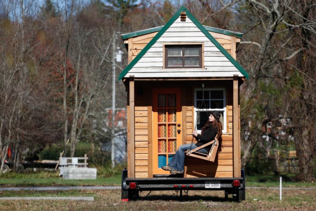 Эта пара путешествует в уютном домике на колёсах, который они построили за 20 000 долларов