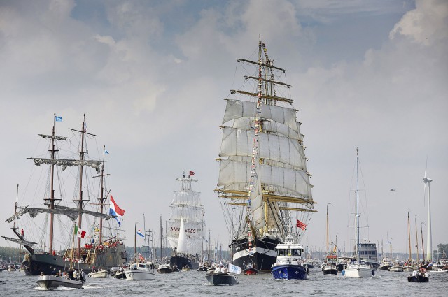 Сотни лодок и кораблей прибыли в Амстердам на зрелищный фестиваль парусников