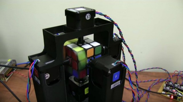 Этот робот собирает кубик Рубика примерно за секунду
