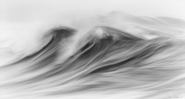 Чёрно-белые фотографии разбивающихся волн, которые похожи на картины импрессионистов