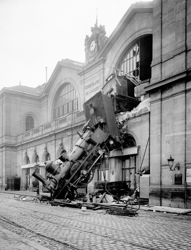 Крушение поезда на вокзале Монпарнас – одно из самых известных и впечатляющих железнодорожных происшествий (1895)