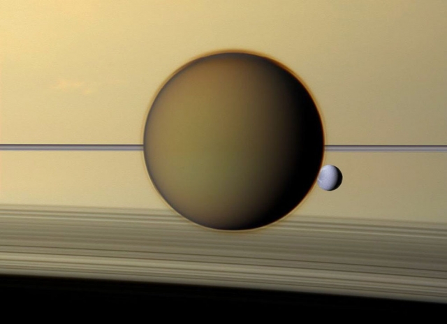Фотографии Сатурна и его спутников, сделанные космическим аппаратом Кассини