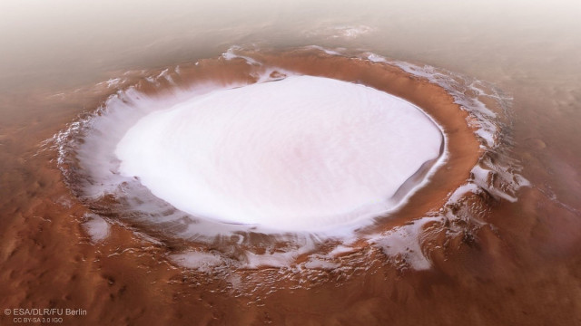 Водяной лёд в кратере Королёва – новые фотографии Марса от Европейского космического агентства