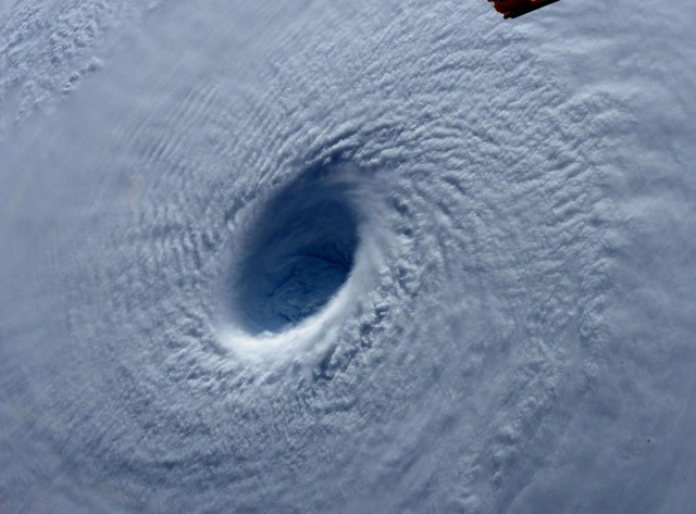 Cупертайфун «Майсак» - фото из космоса