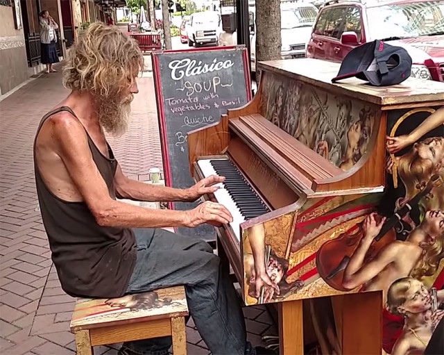 Бездомный ошеломляет прохожих игрой на уличном фортепиано