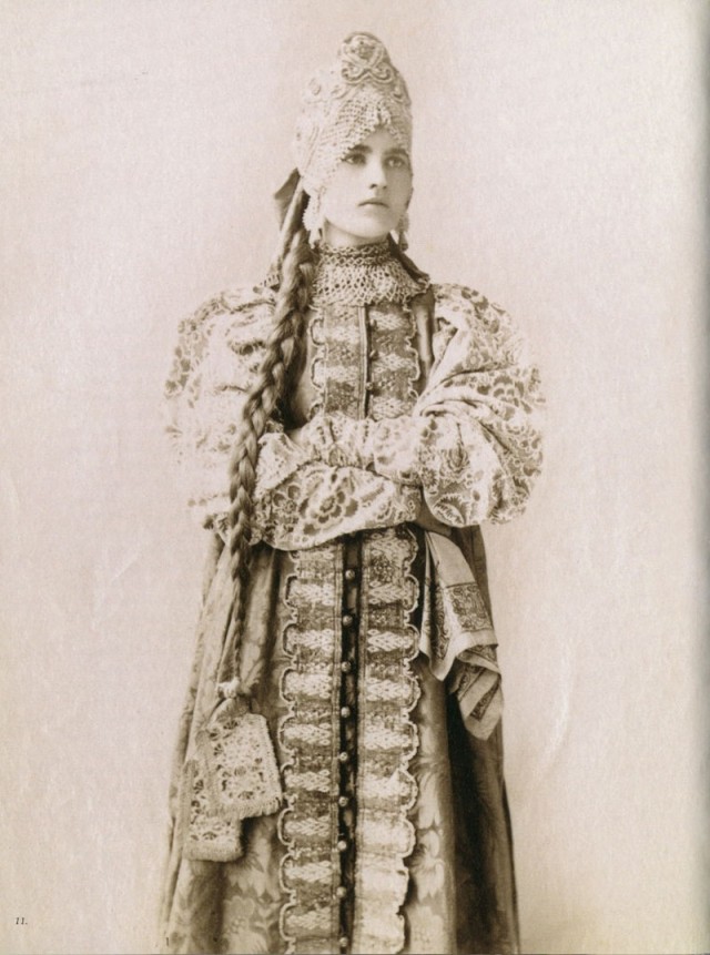 Русские красавицы 19 века в традиционных костюмах