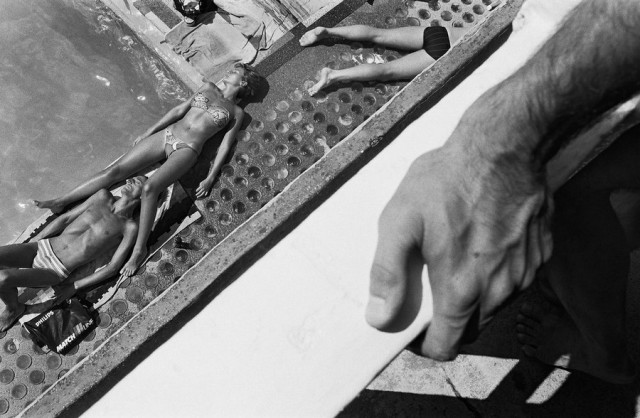 Парижское лето у бассейна. Горячие тела и интересные ракурсы в фотографиях Жиля Ригуле (1985)