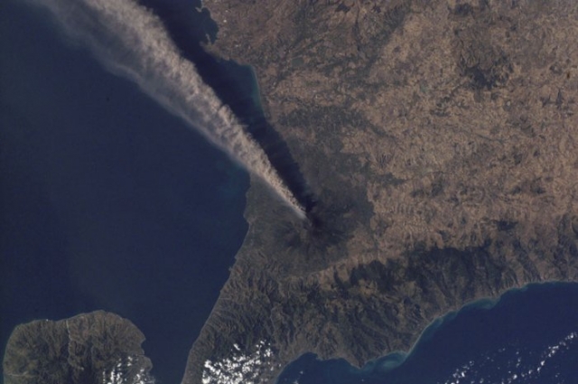 Фотографии извержения вулканов из космоса