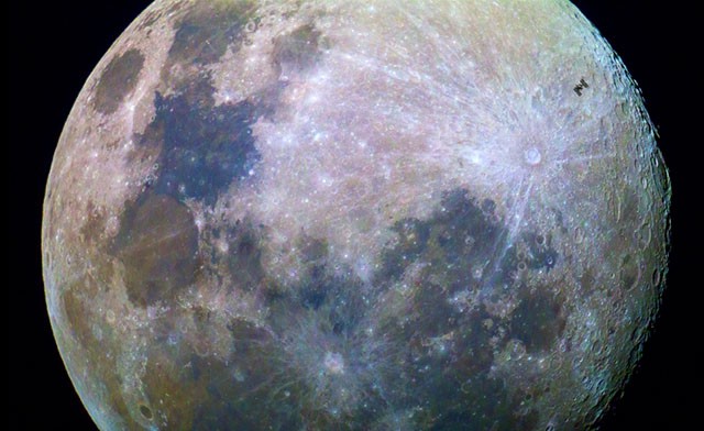 Фотограф-любитель сделал снимок МКС, пролетающей на фоне Луны над Австралией