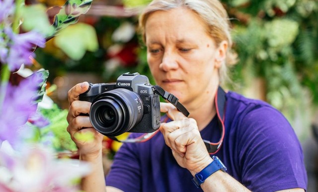 Canon выпускает свою первую полнокадровую беззеркальную фотокамеру – EOS R