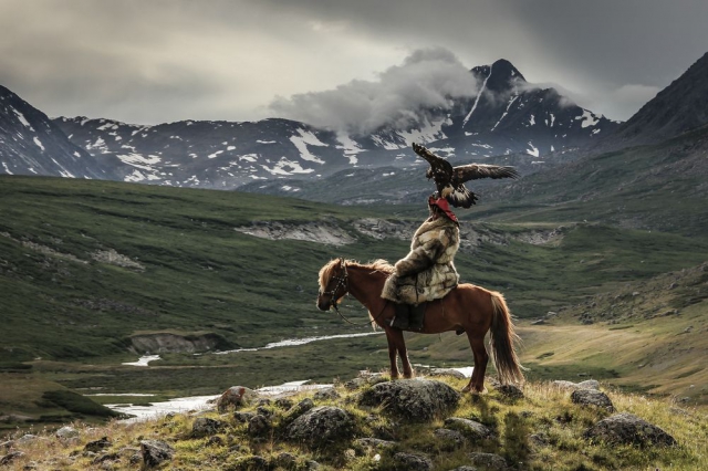 Казахский охотник и его золотой орёл