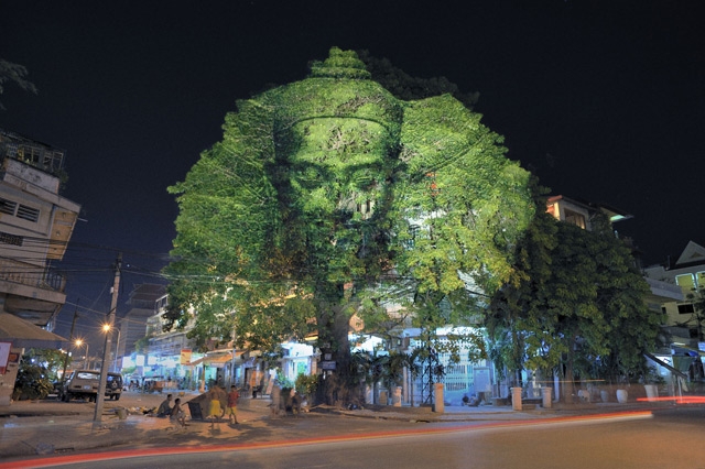 Цифровые изображения божественных скульптур на деревьях Камбоджи