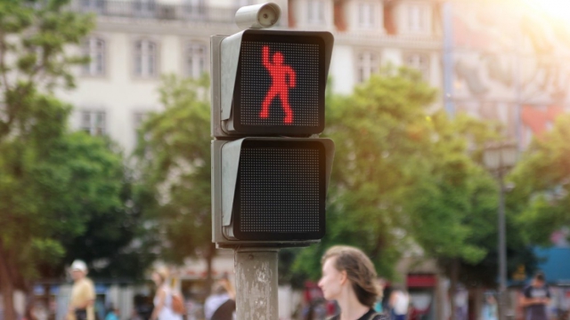 Интерактивный танцующий светофор - вот что останавливает пешеходов. Видео