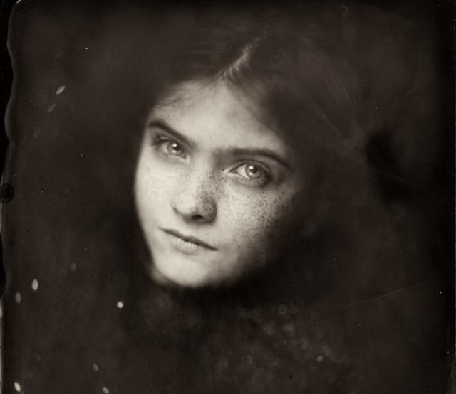Фотограф снимает портреты детей с помощью старинного фотопроцесса 1800-х годов